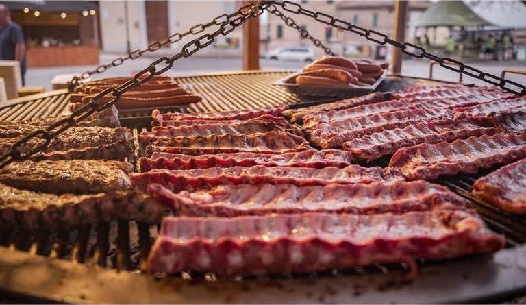 La grande griglia circolare carica di costine